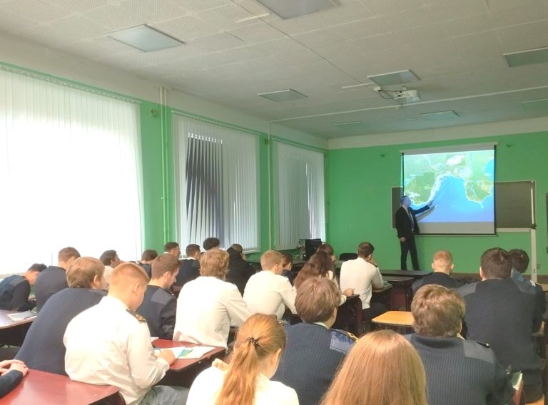 Директор по работе паромного комплекса «Новотранс» рассказал студентам о работе порта